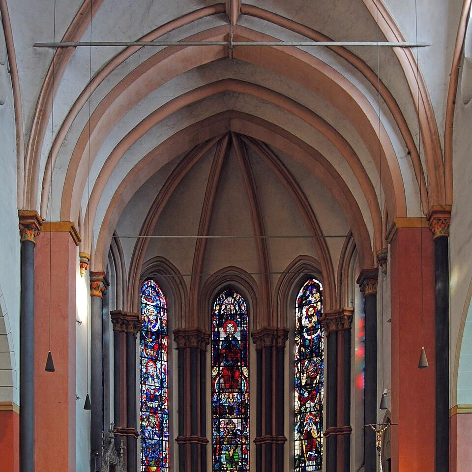 St. Suitbertus, Düsseldorf, Innenansicht mit Blick auf den Chor
